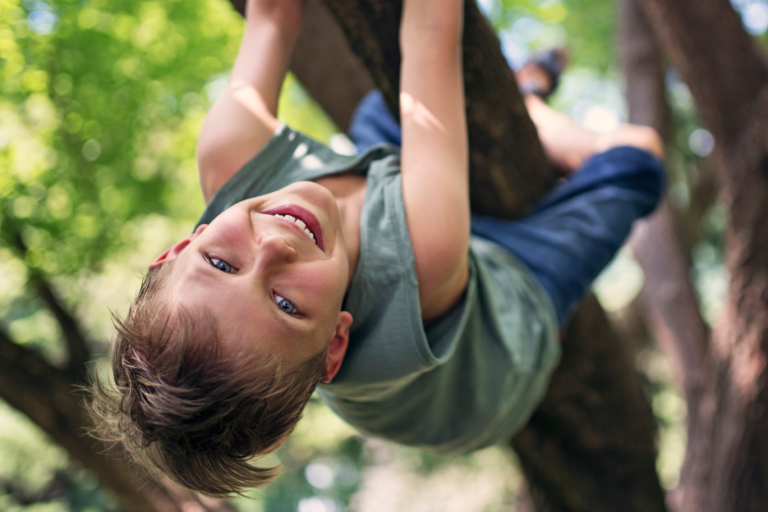 Kinder spielen Seilziehen