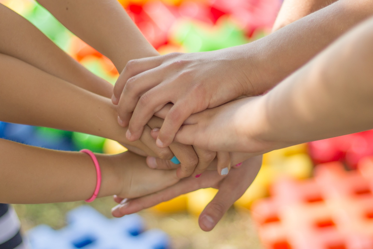 Kinder halten sich an der Hand